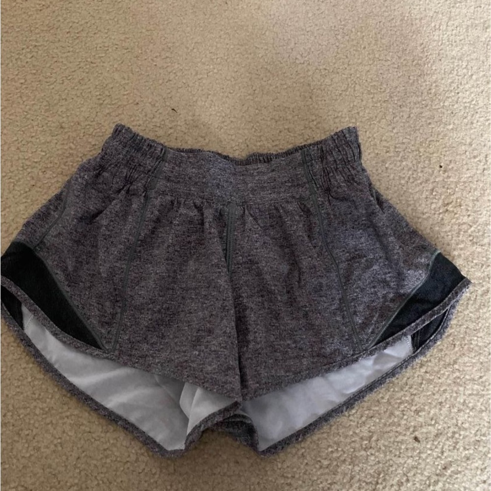 Lululemon hotty hot low rise 2.5” shorts